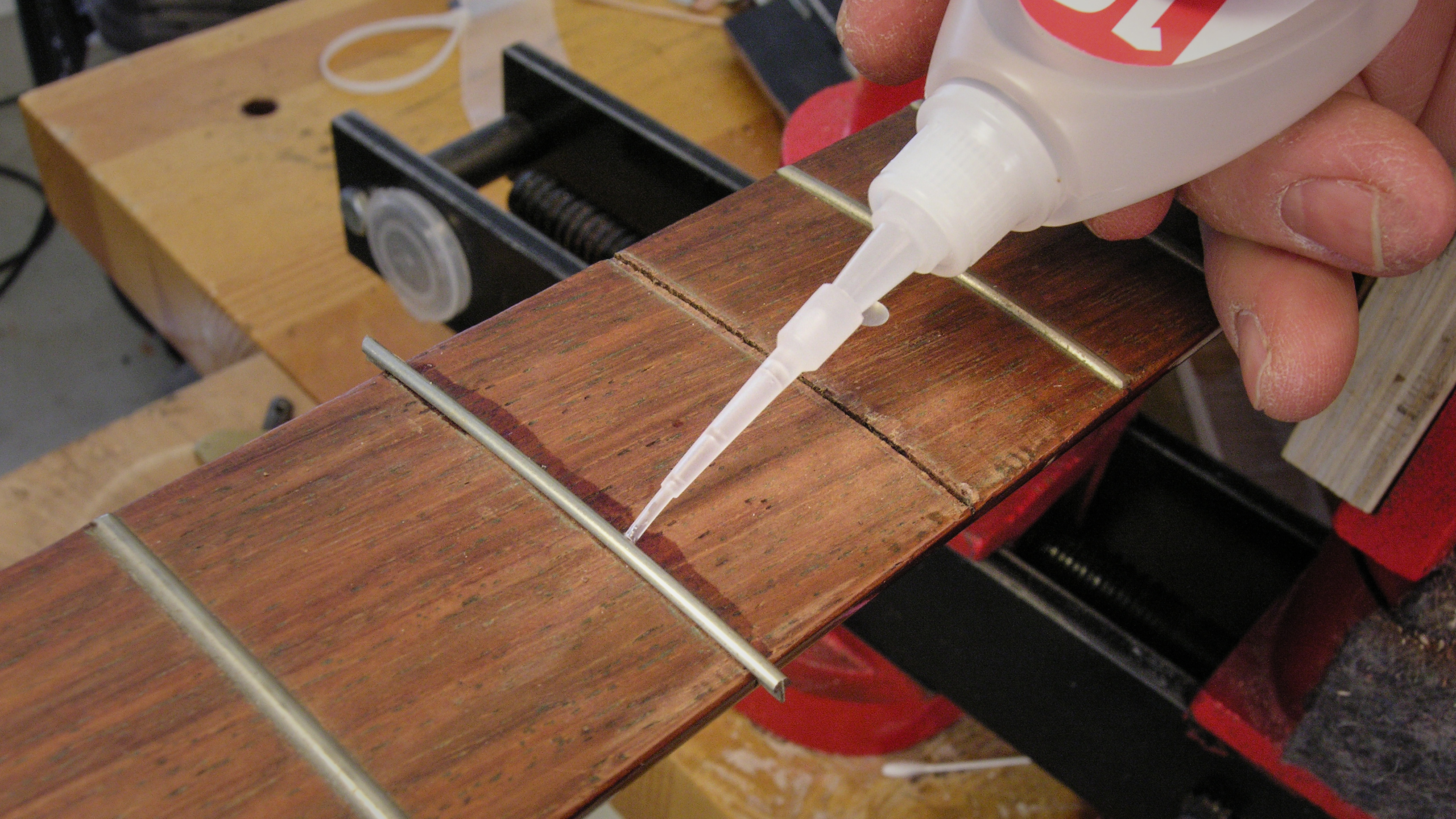 Welchen Super Glue sollte ich verwenden: Thin, Medium oder Thick?