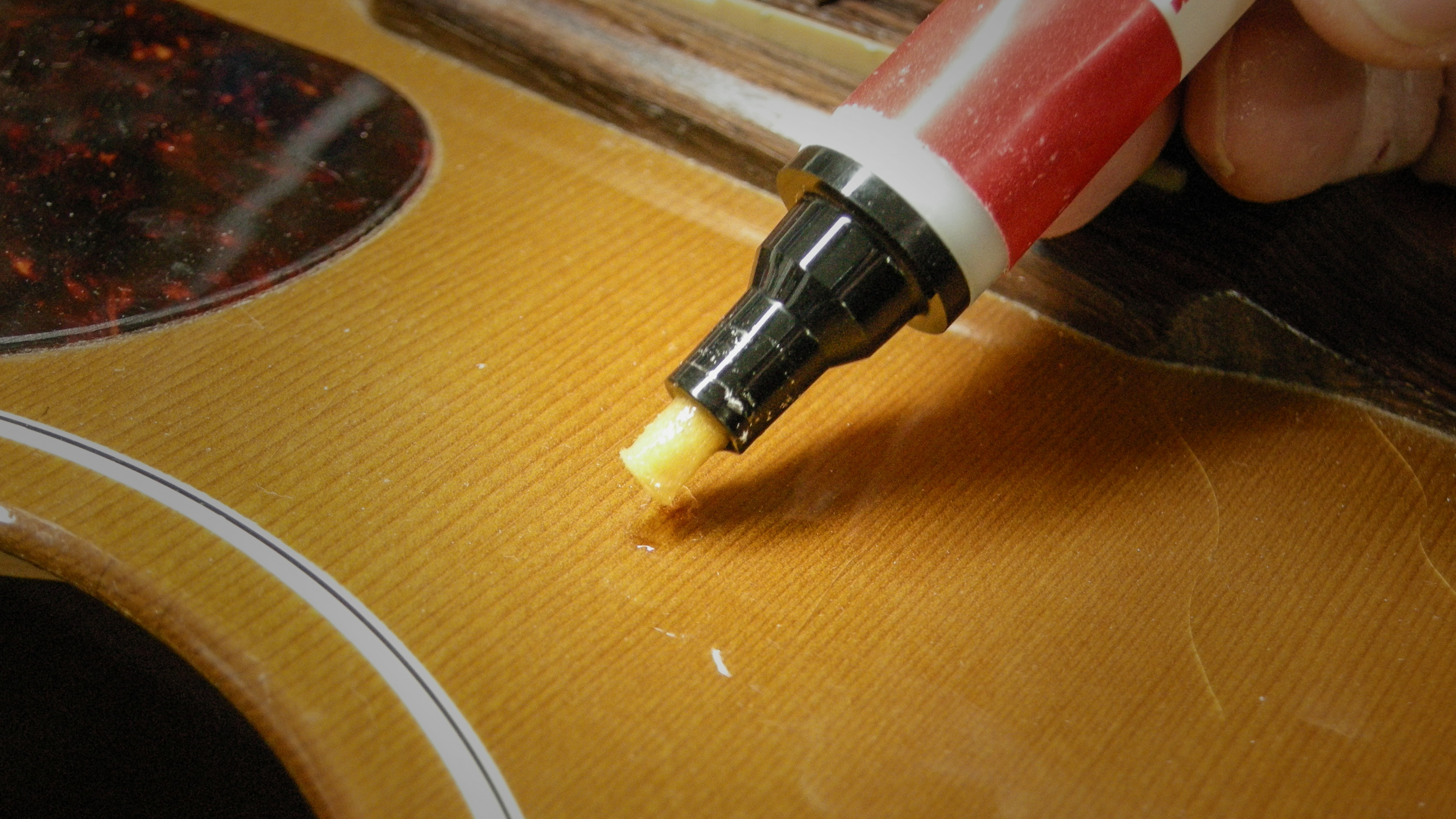 Ups! Wie Sie einen Kratzer in der Gitarre Ihres großen Bruders verbergen