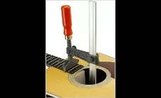 Durch das Schallloch gefreut