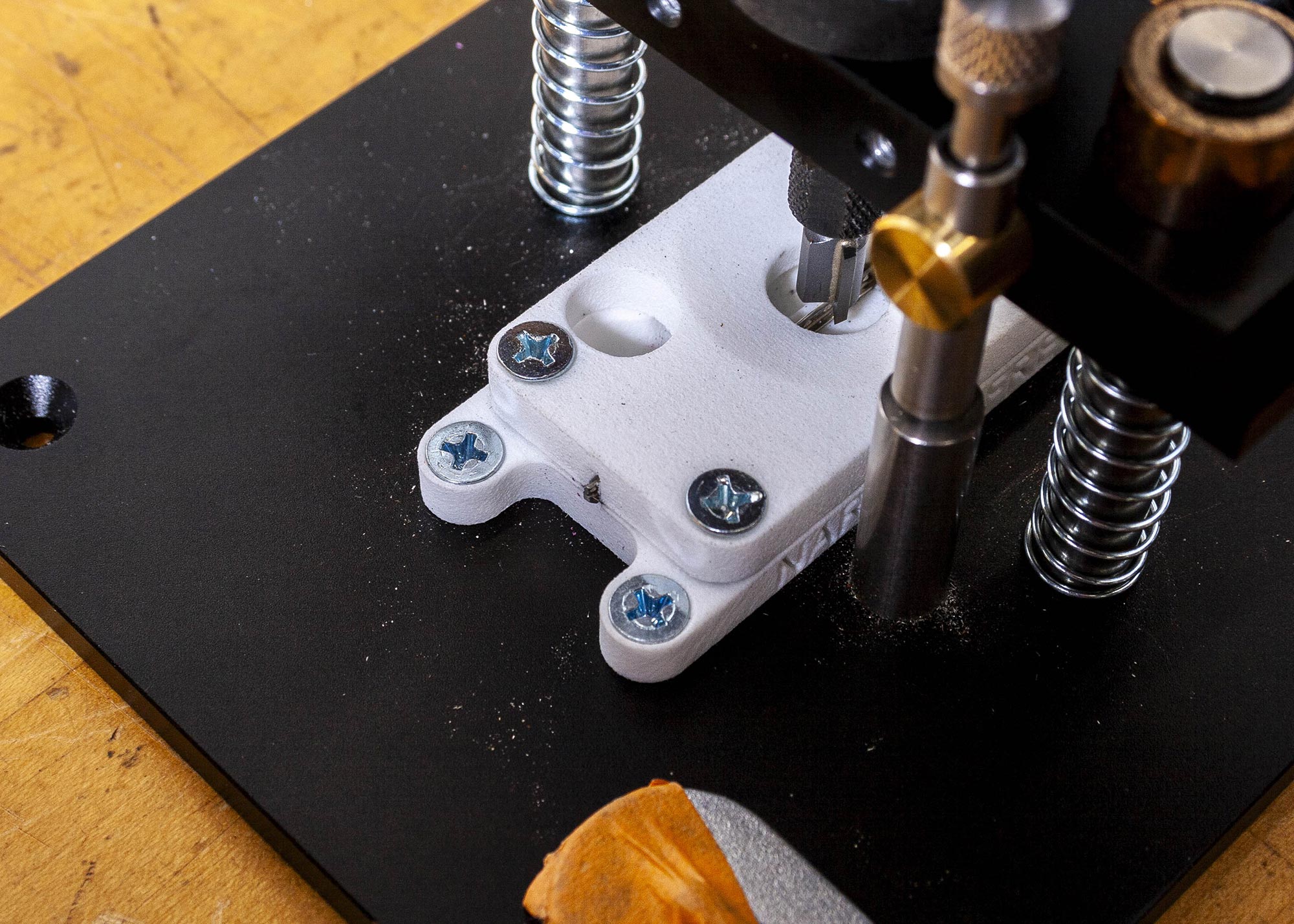 Den Dremel in die Basis stecken.