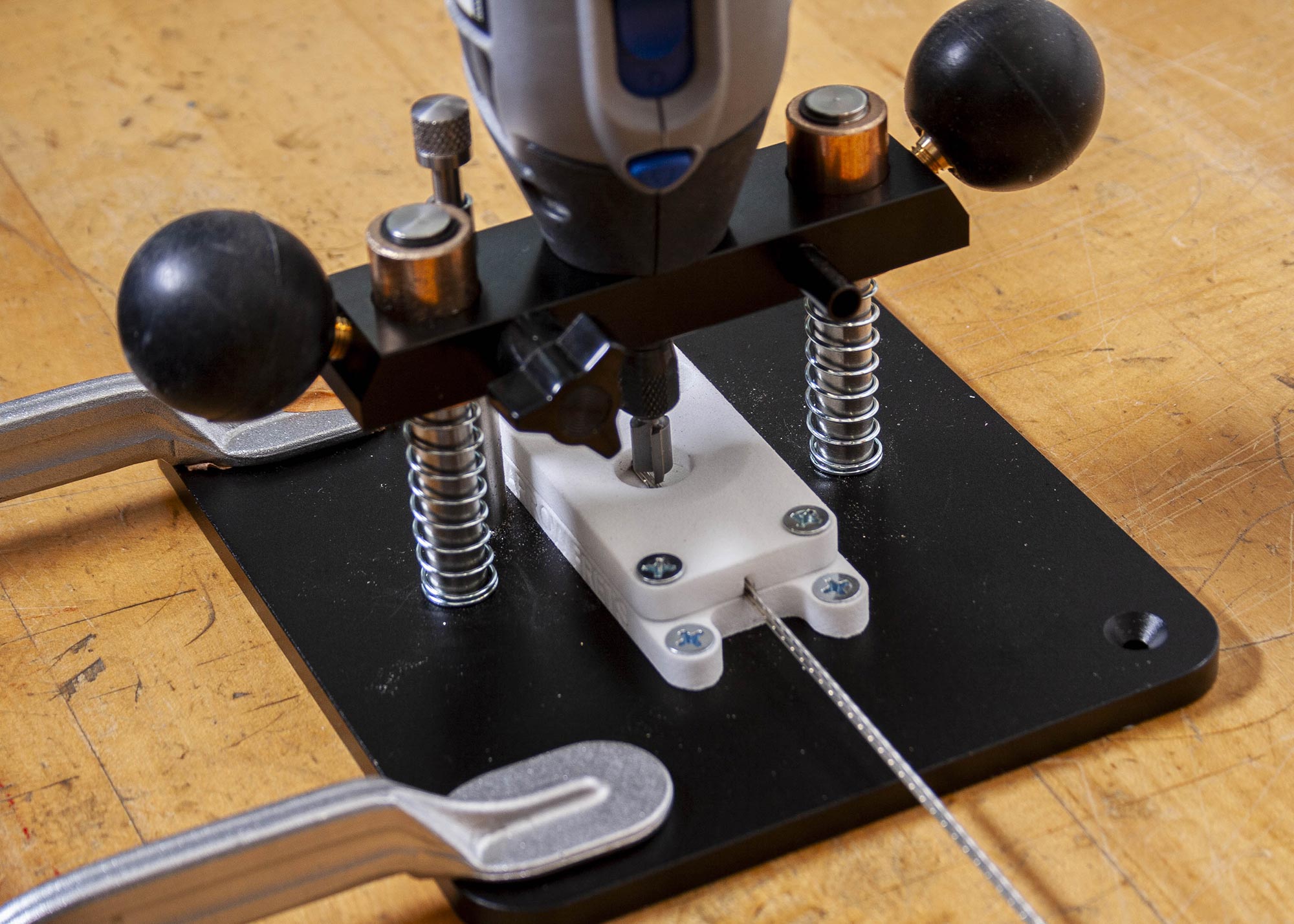 Senken Sie das Gerät ab, sodass die Schneidkopfklingen des Bits den Zapfen berühren.
