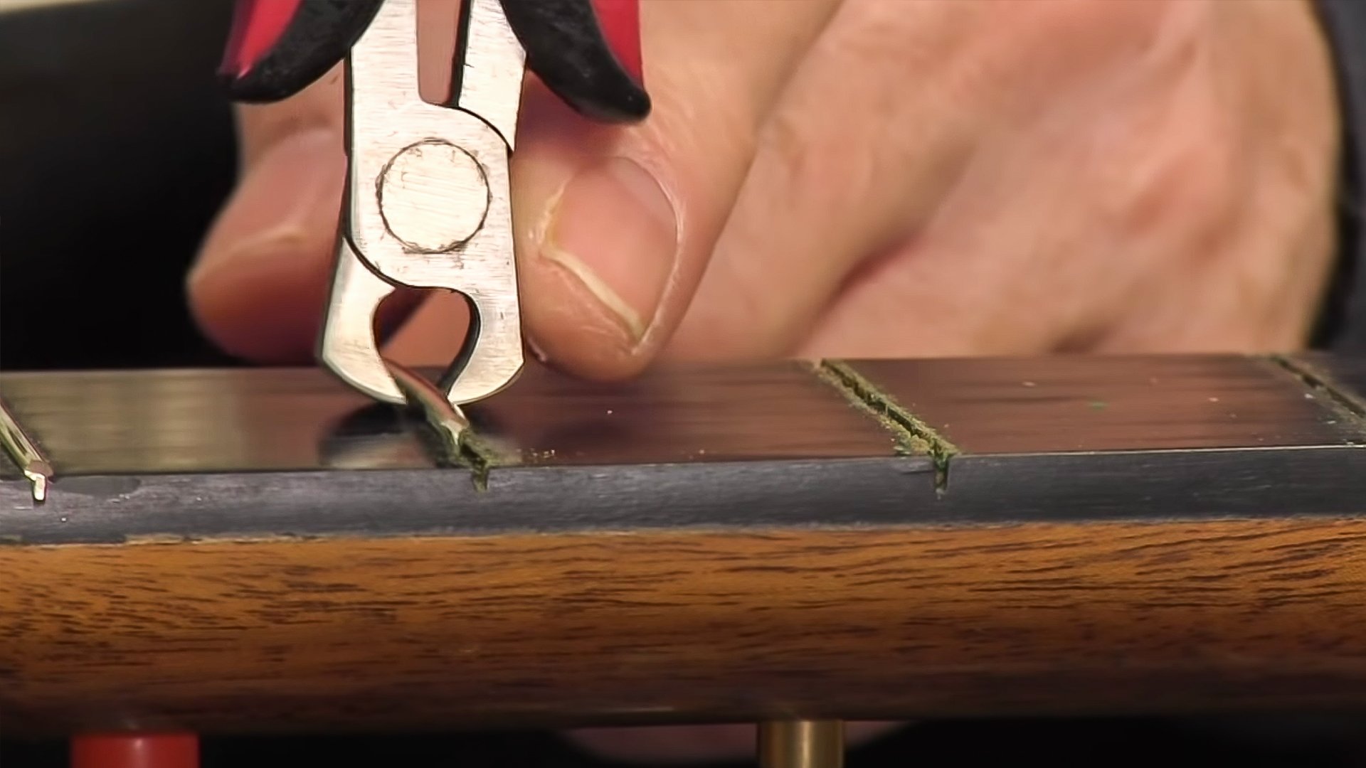 Verwendung des Fret Pullers an einem alten Classic