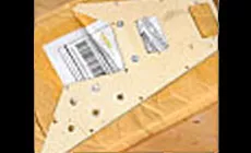 Pickguard und Briefumschlag