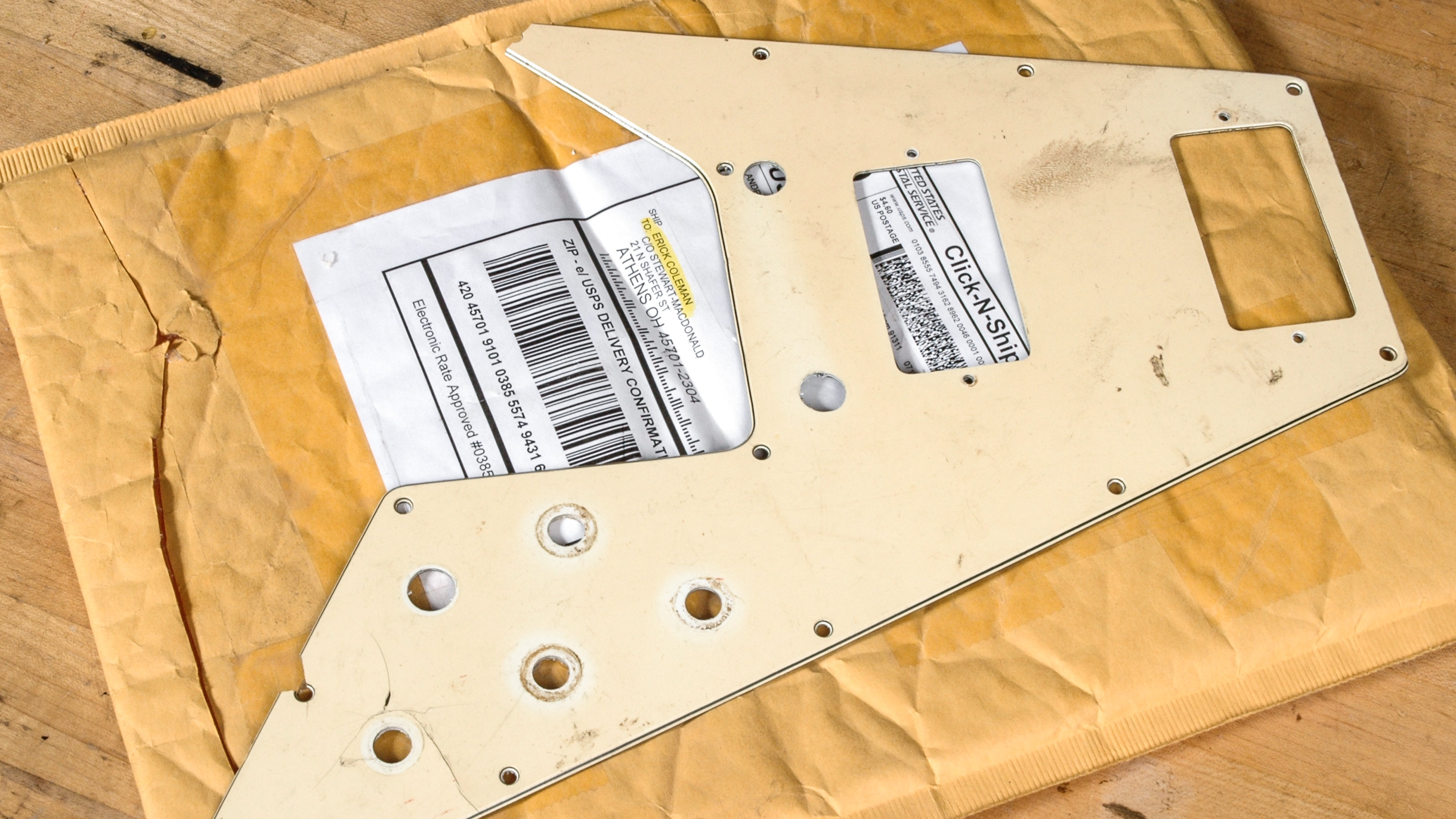 Individuelles Formen eines Ersatz-Pickguards für einen 1990er Gibson