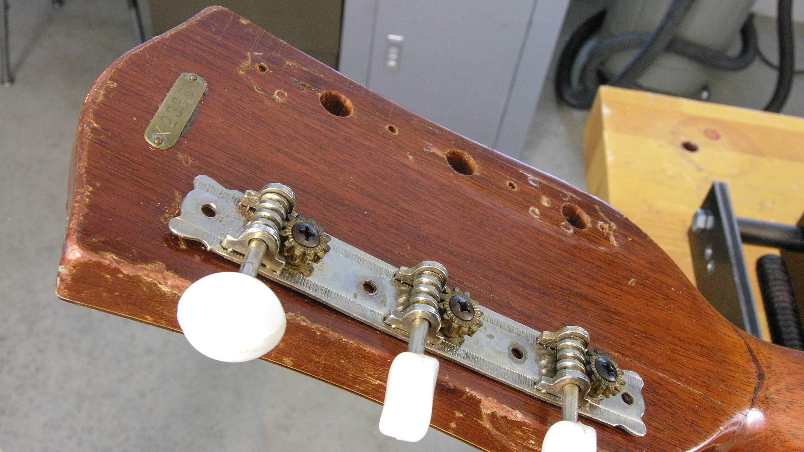 Verschließen der alten Tuner-Löcher auf der Rückseite des Steckkopfes