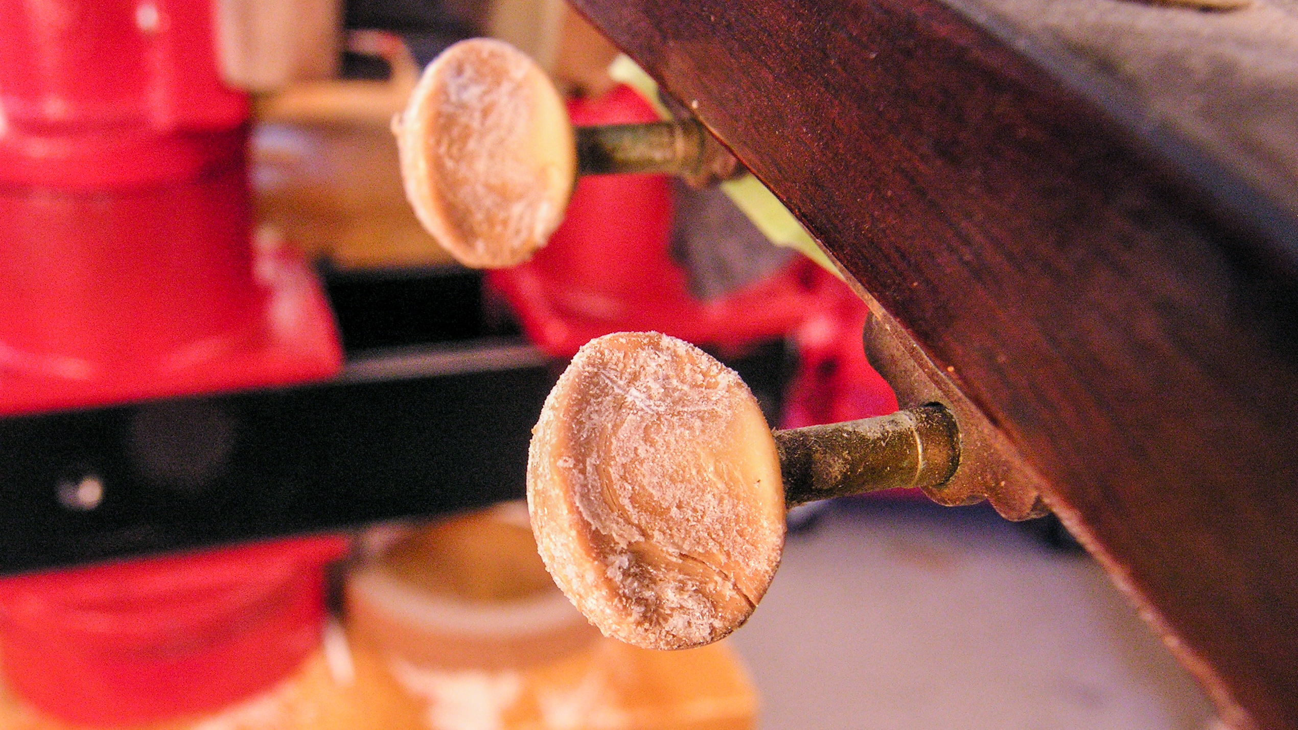 Beschädigte Tunerknöpfe austauschen