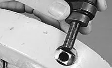 Ziehen Sie die Schraube fest