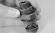 Drehen Sie den Innensechskantbolzen