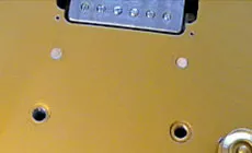 Herstellung von Ahornstopfen mit Messer-Nahaufnahme