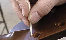 Kleber in das Schraubenloch stecken