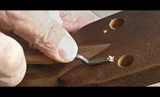 Trimmen des Stopfens mit einem Mikromeißel