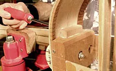 Einschrauben in den Stützblock der Gitarre