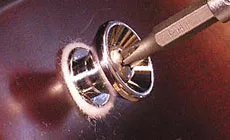 Verwenden Sie eine Filzscheibe unter dem Riemenknopf