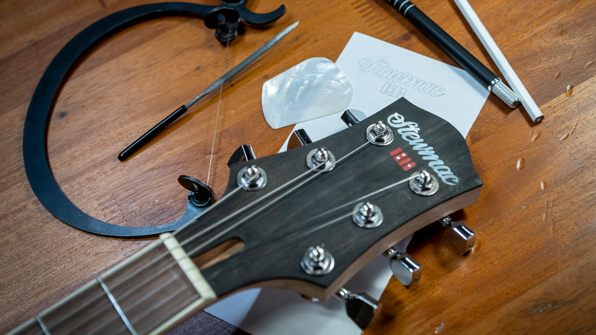 Wie man einen Gitarrenkopfstock mit Master Inlay Künstler Craig Lavin einlegt