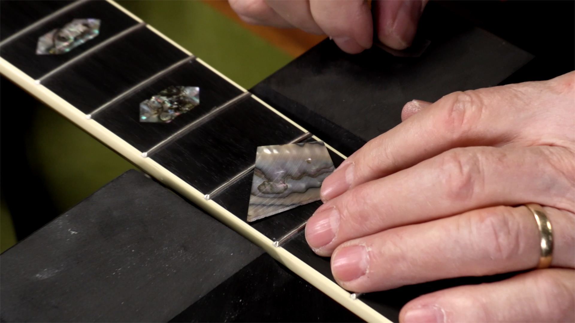 Austausch eines Fretboard-Inlays auf einem Martin D-45