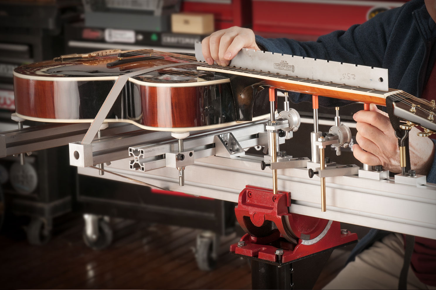 Guitar in Erlewine Neck Jig Workstation mit verstellbarem Hals