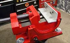 Passen Sie den Winkelschraubstock für die Halterung an – Schritt 4