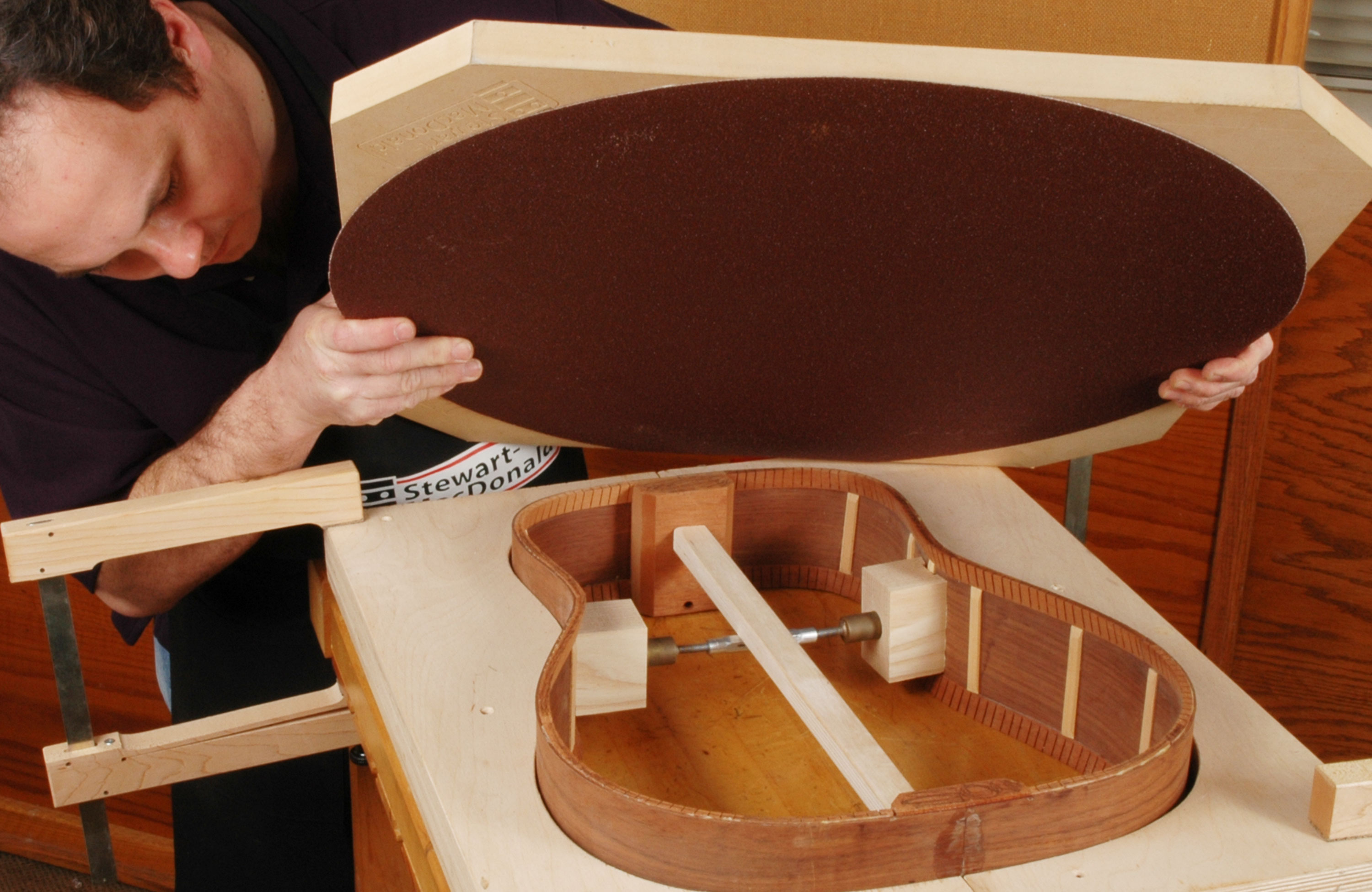 Selbstklebende Schleifscheibe