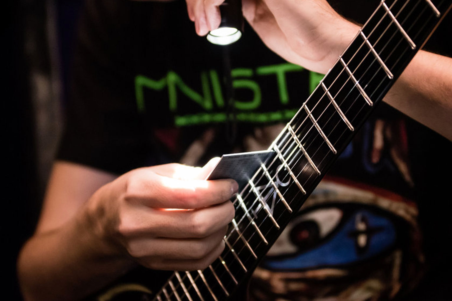 Person, die die Taschenlampe verwendet, um die Aktion hinter den Kulissen anzupassen