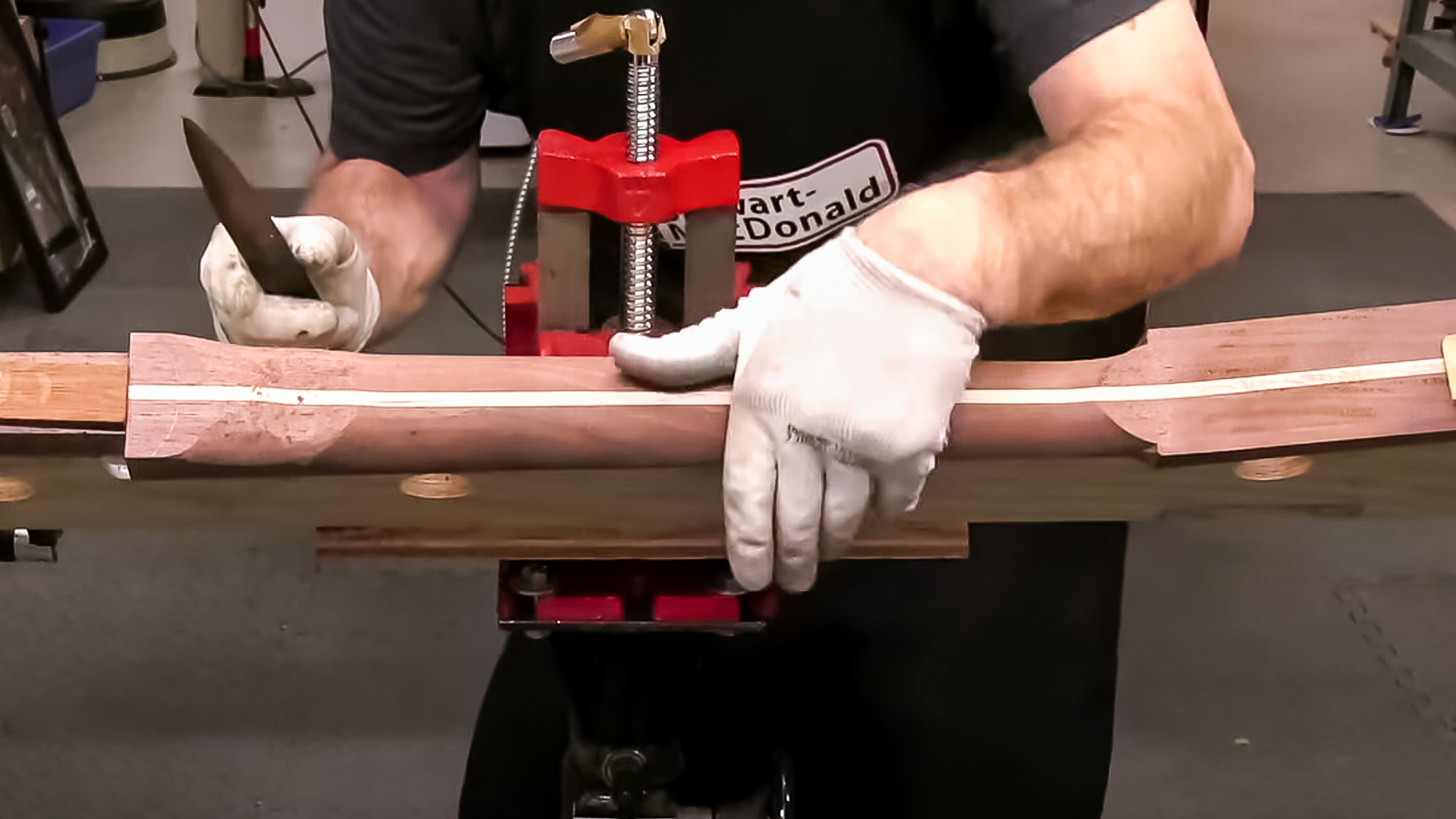 Dan Erlewines Do-it-yourself-Jig mit Nackenformung