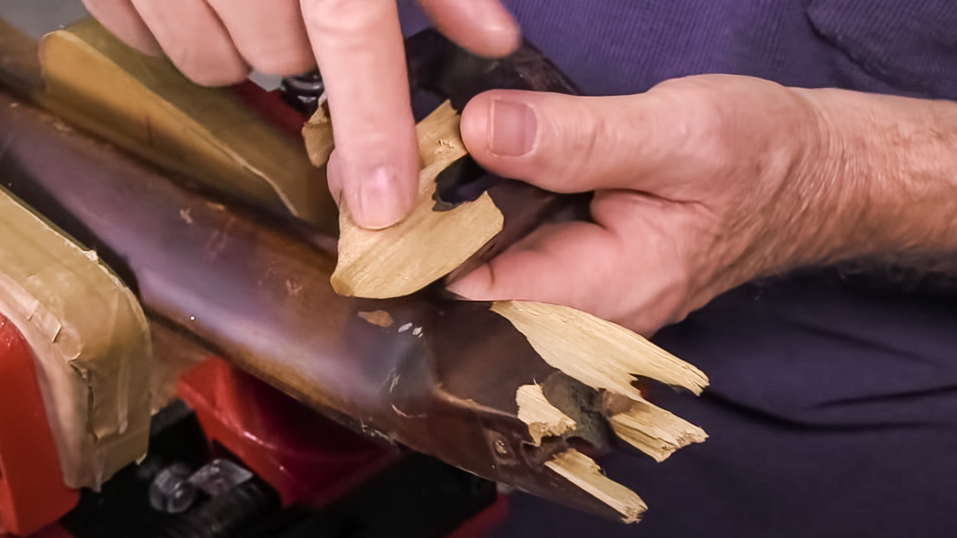 Kleben eines gebrochenen Steckkopfs