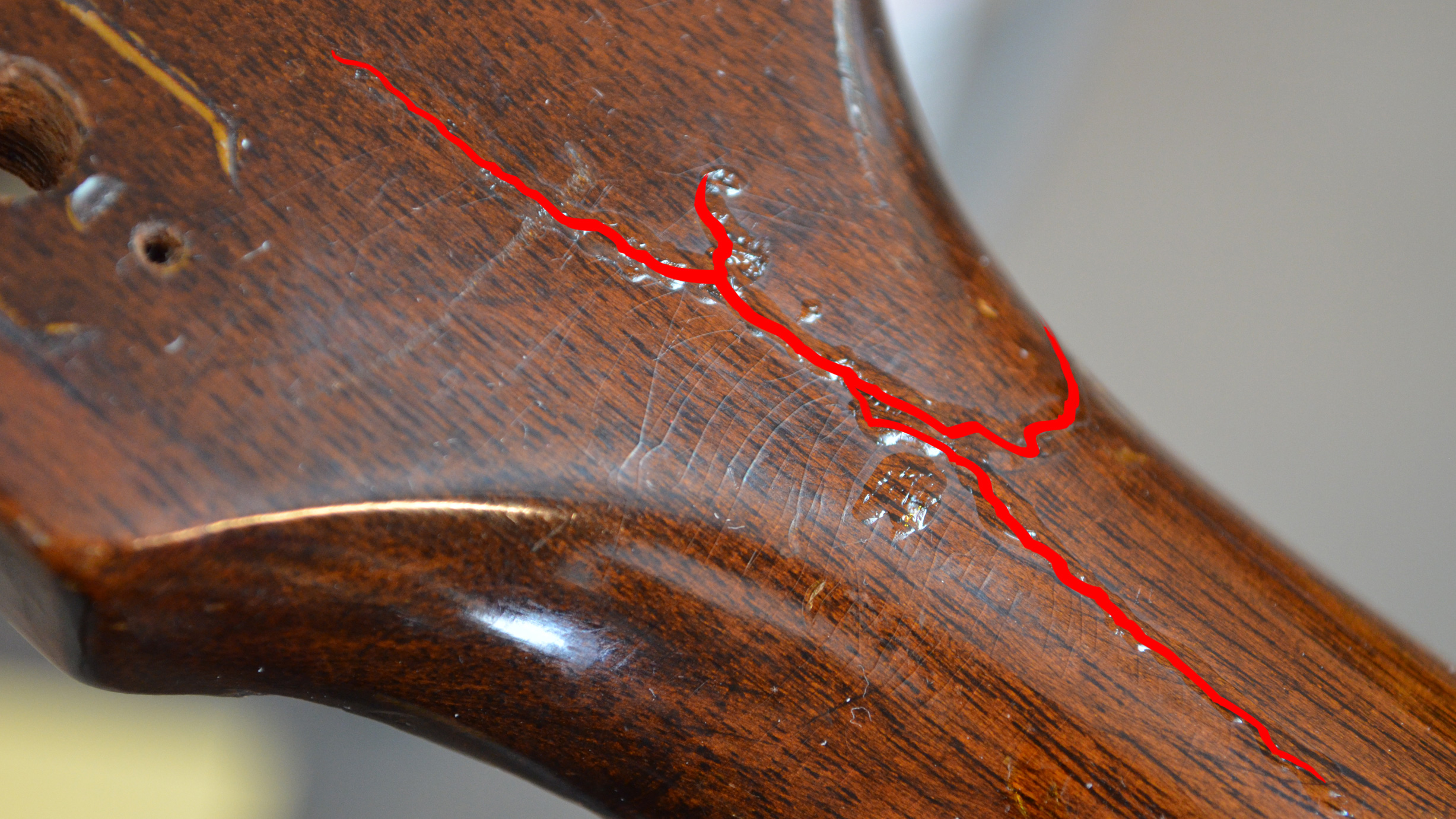 Verstecken einer „bösen Lächeln“-Peghead-Pause mit dem Razor Blade Trick