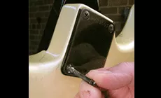 Lose Befestigungsschraube