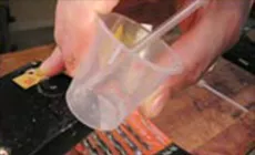 eine Klebstoff-Tropfschale herzustellen