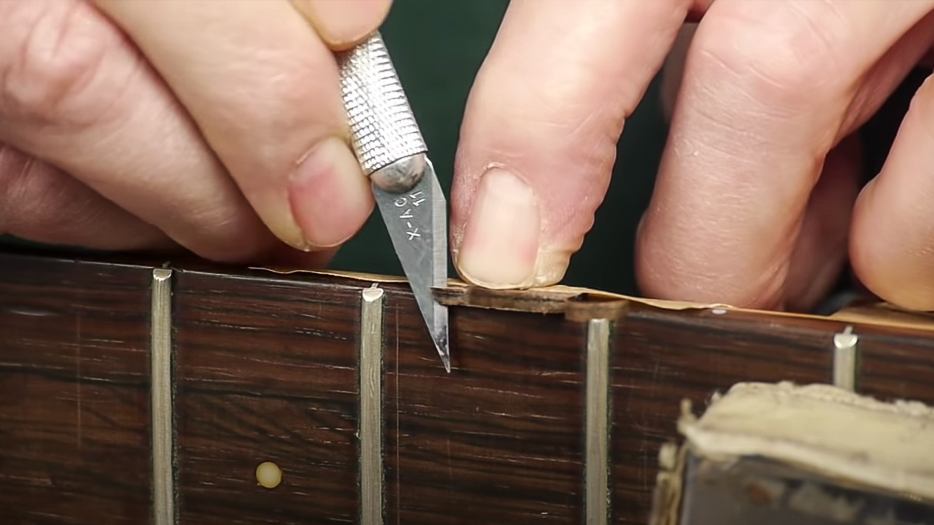 Seltener schwarzer Dan Armstrong Bass: Fretboard-Reparatur