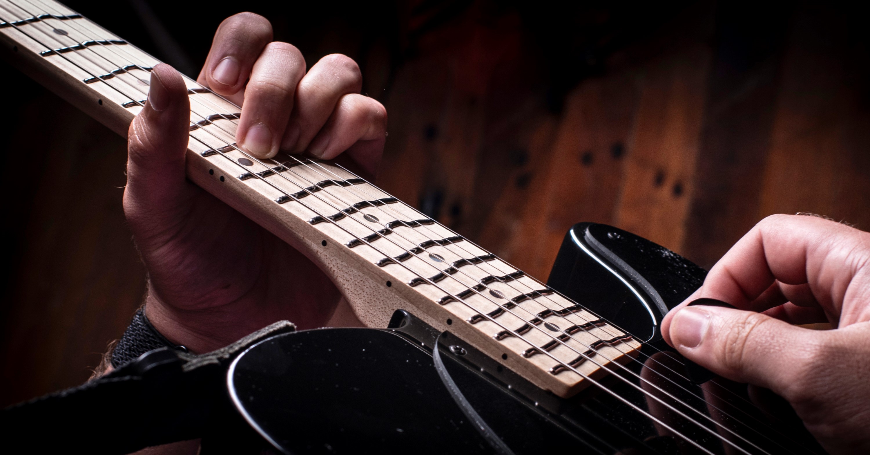 Echter Temperamenthals auf einer Telecaster-Gitarre.