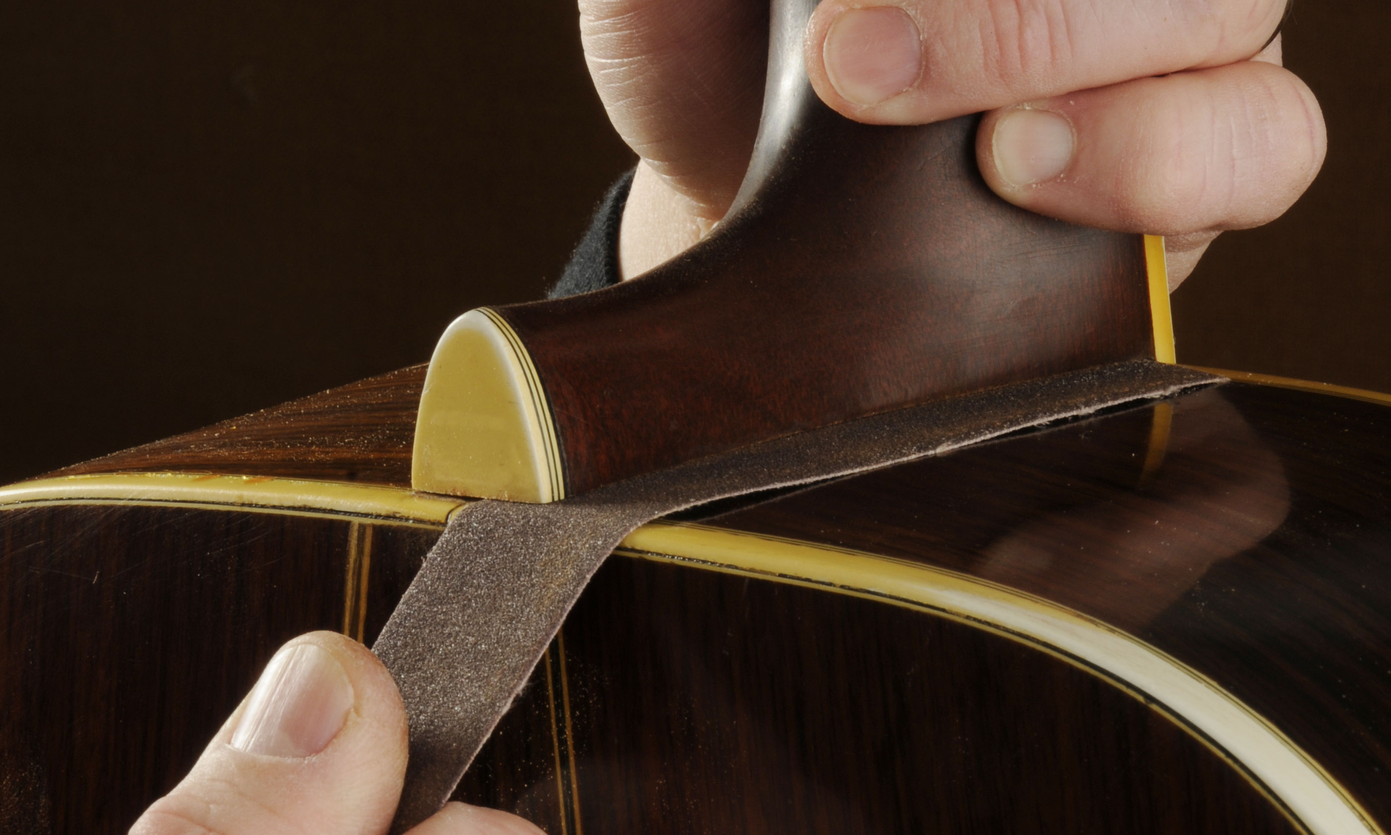 Verwenden des Hals-Set-Sandpapiers