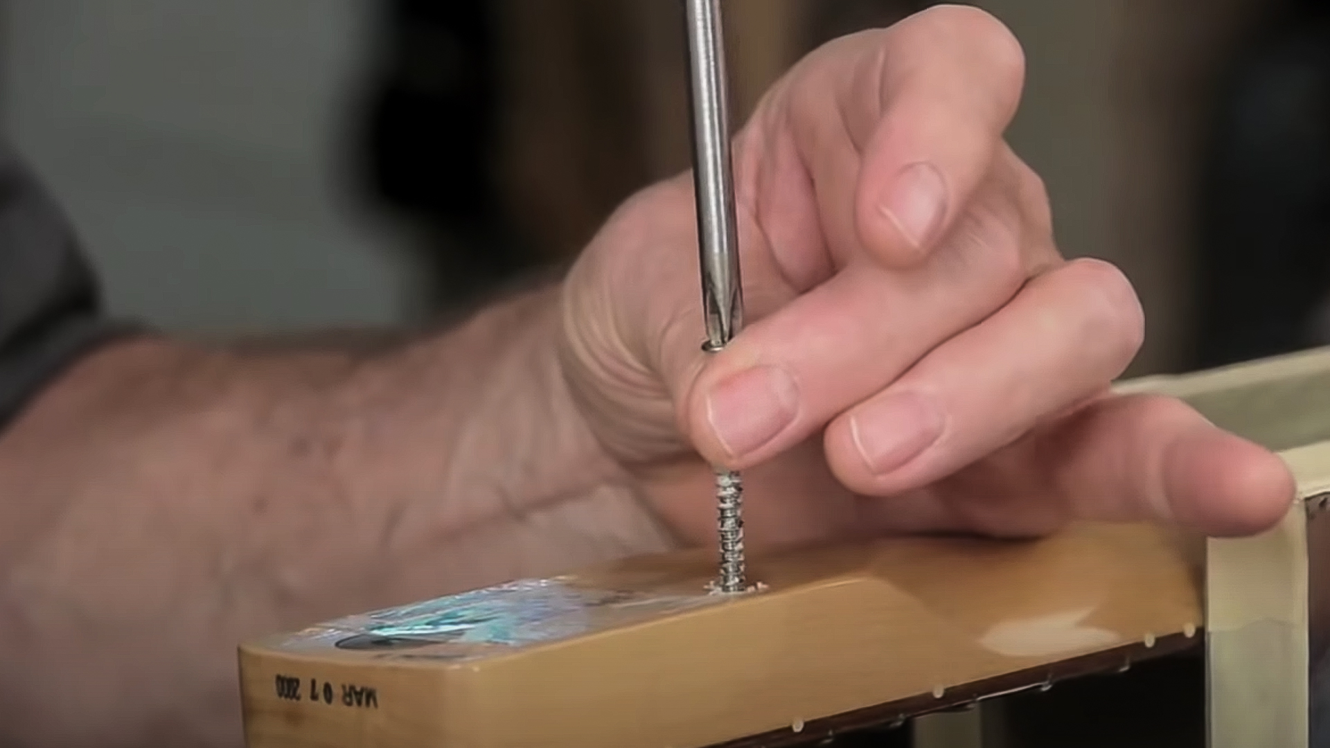 Video: Abisolierte Löcher in verschraubten Gitarrenhälsen verstopfen