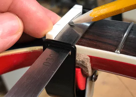 Markierung der Fresshöhe mit Fühlerlehren im Safe Slot