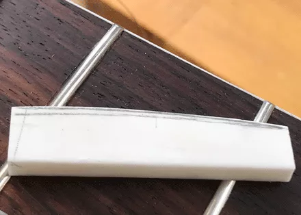 Die Oberseite der Mutter wurde so abgelegt, dass sie der Bleistiftlinie folgt