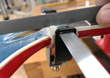 Wenn die Datei die Fühlerlehre erreicht, Schlitztiefe