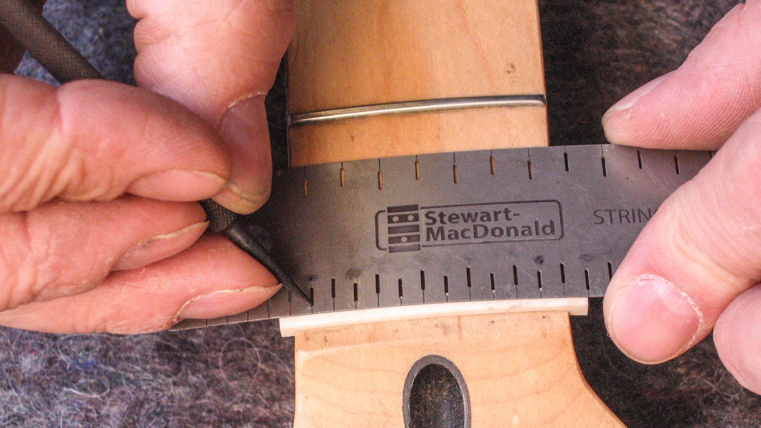 Einsatz des Saitenabstandslineals für Gitarren und Mandolinen