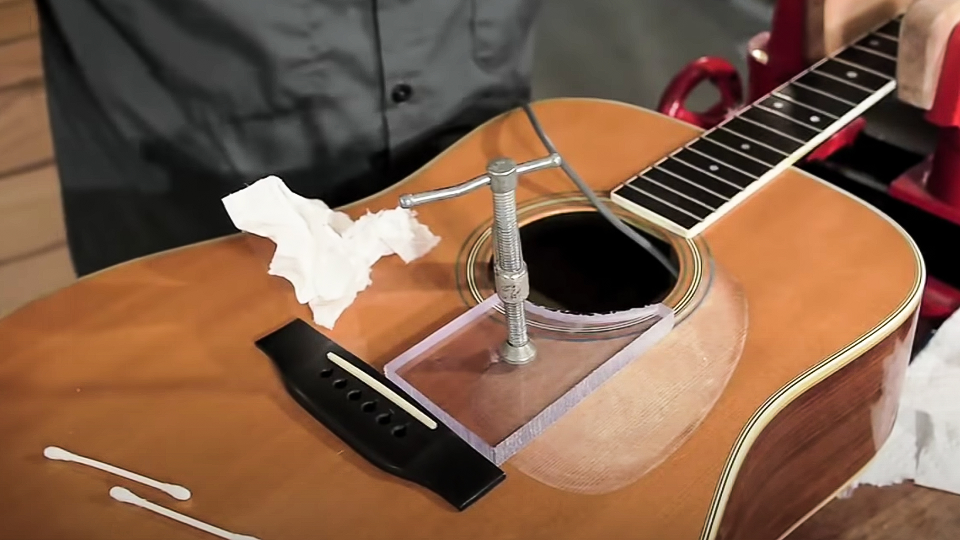 Ein schrumpfender Pickguard reißt das Gitarrenoberteil!