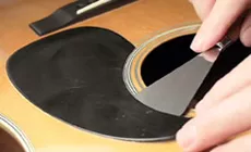 Austauschen eines geschrumpften Pickguards, wodurch der Pickguard entfernt wird