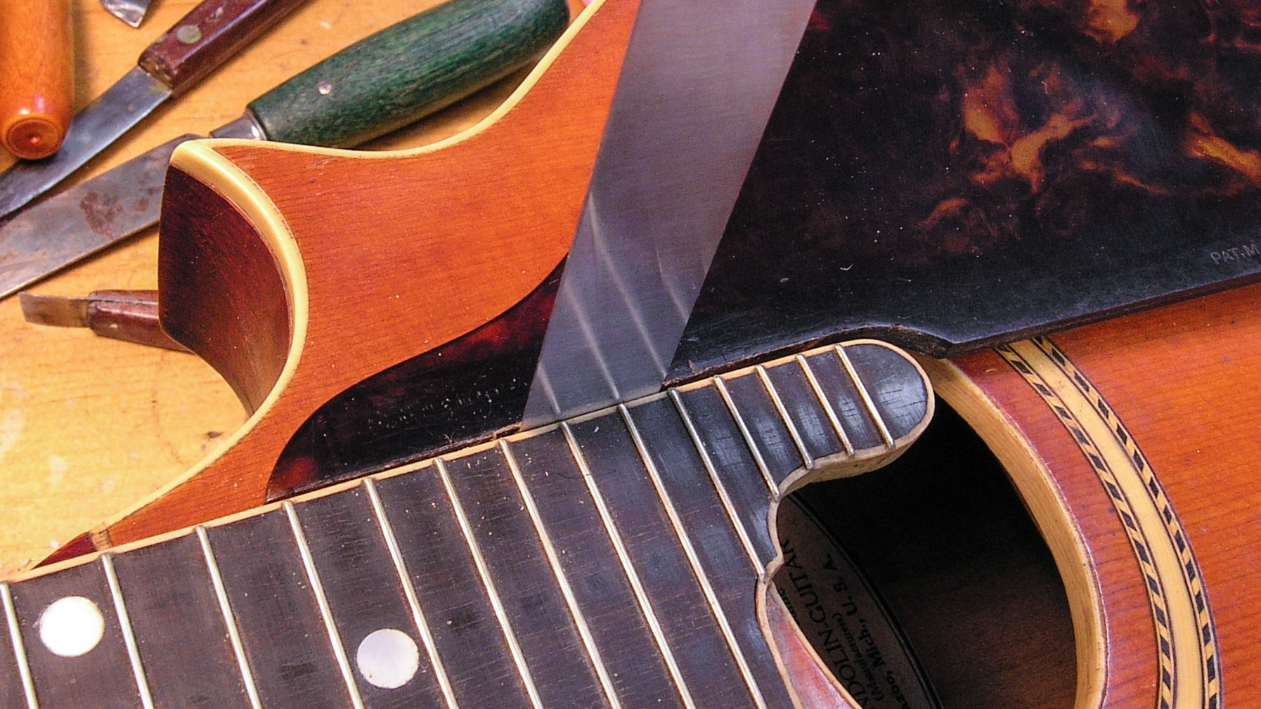 Begradigen des Halses auf einer 1914 Gibson Mandoline