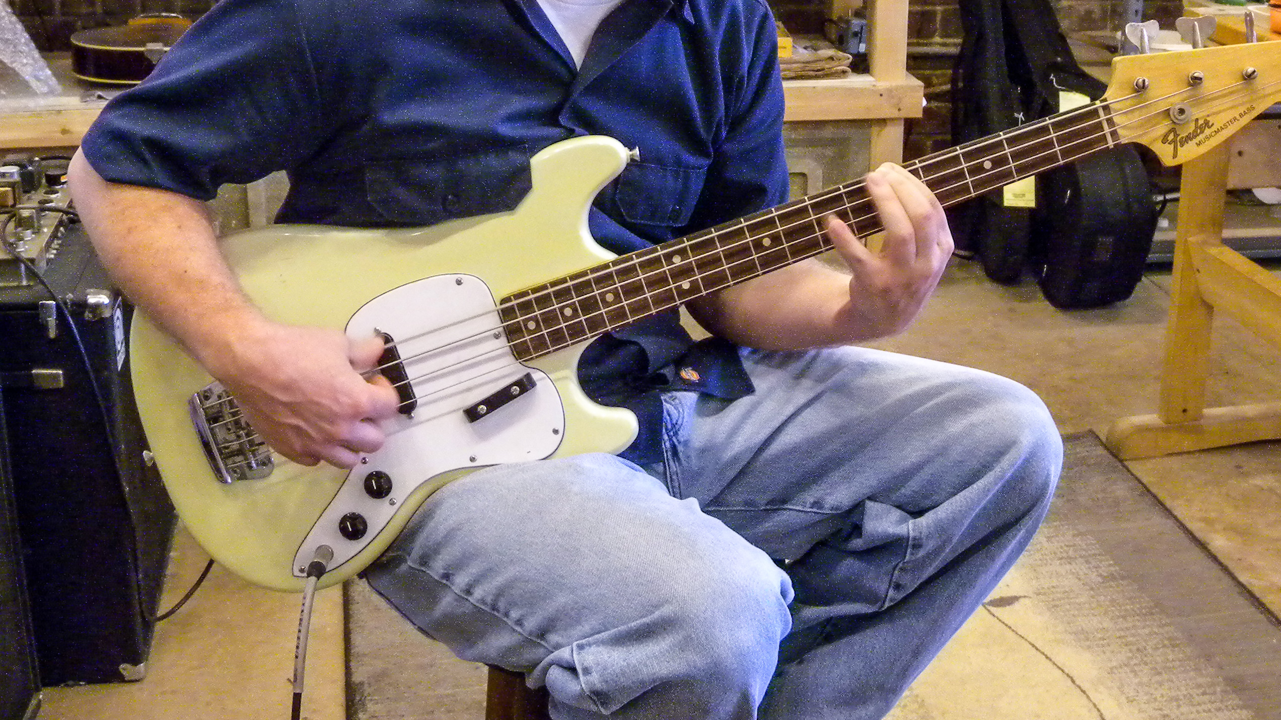 Eine kuriose Tatsache: warum der 1970er Musicmaster Bass so einen dünnen Sound hatte