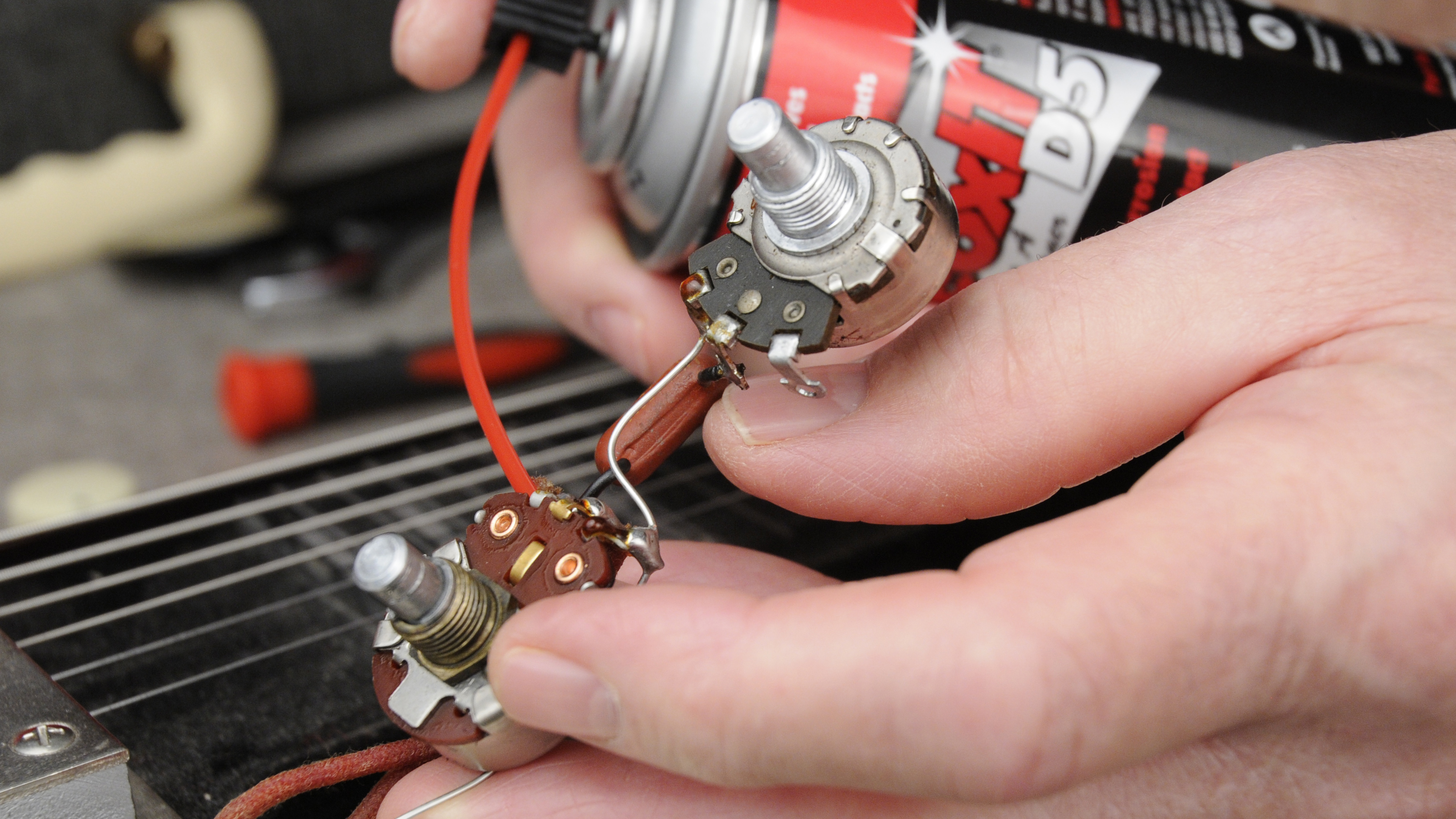 Befestigung schmutziger, kratziger Steuertöpfe auf einem Supro-Schoßstahl Befestigung schmutziger, kratziger Steuertöpfe auf einem Supro-Schoßstahl