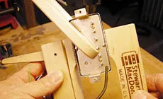 Foto: Einklemmen der Humbucker-Abdeckung