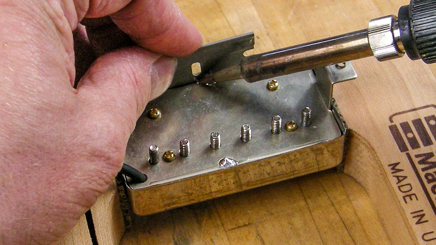 Öffnen eines Humbuckers und Umkehren der Polarität Öffnen eines Humbuckers und Umkehren der Polarität