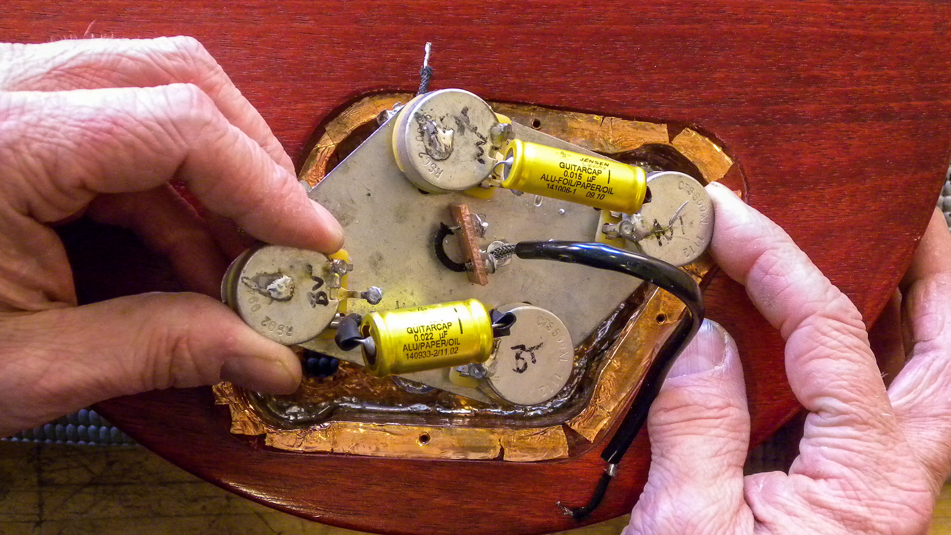 „Ich habe diese Gitarre verkabelt, aber sie hat nicht funktioniert. Können Sie es beheben?“