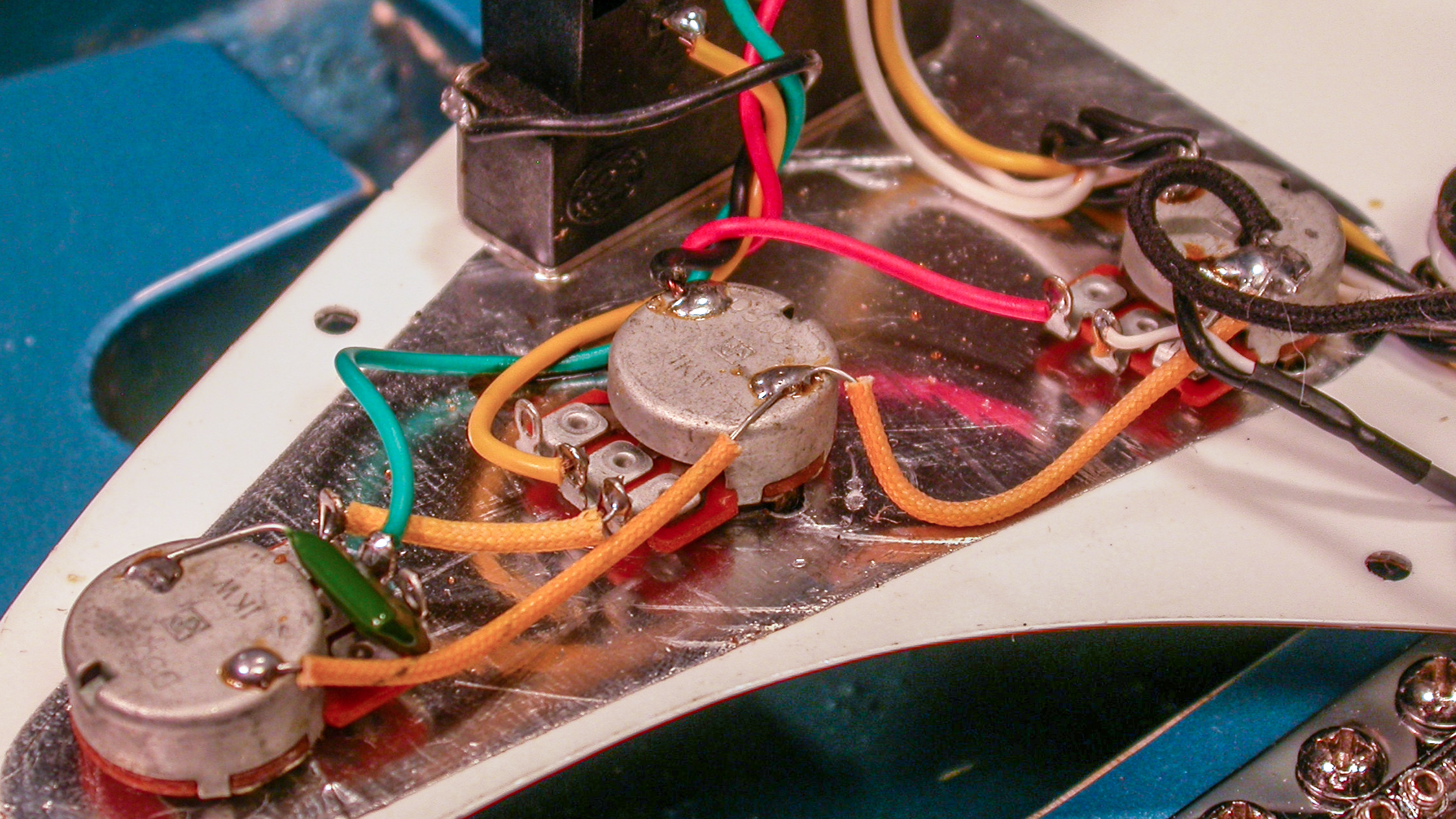 Neue Pickups und neuer Sound, mit vorverdrahteten Golden Age Pickguards