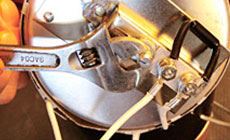 Glue pot thermostat adjusting