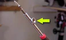 Gitarrenreparaturmagnet auf einem Schraubenzieher