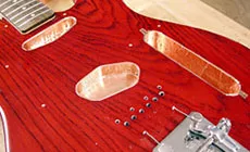 Kupferfolienabschirmung auf der Gitarre
