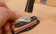 Installieren Sie die obere Spulenträger