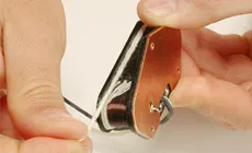 Umwickeln der Tonabnehmer mit Saite